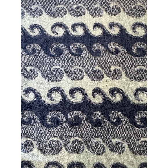 Pillowfort Bath Towels Wave Design Set Of 2 - Picture 13 of 14